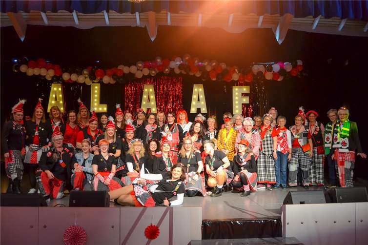 Die Möhnen „Conjäckelche“ aus St. Katharinen haben eine fulminante Möhnensitzung gefeiert.Foto: Anja Allgeier