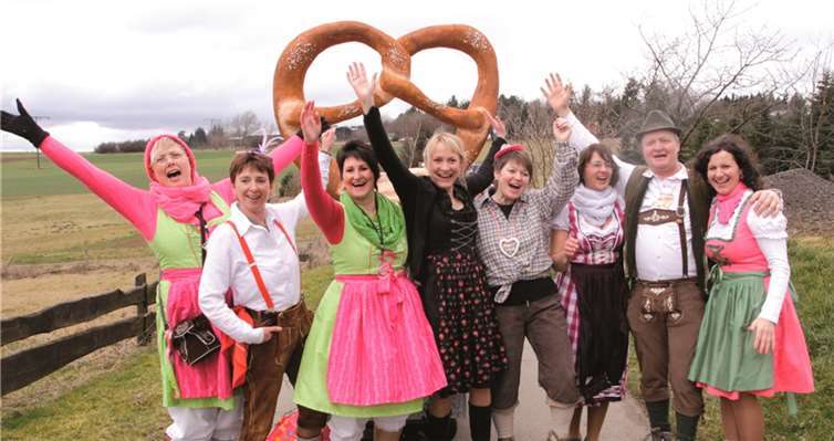 Die Möhnen als Bayuwarinnen mit Laugenbrezel.