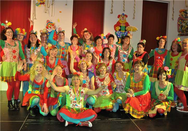 Die Möhnen aus Birresdorf in ihren farbenfrohen Kostümen sorgen für einen bunten Karneval. privat