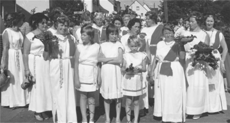 Die Möhnen bereichern den Festzug mit farbenprächtigen Kostümen. Hier als Römerinnen. Repro: Werner Schüller
