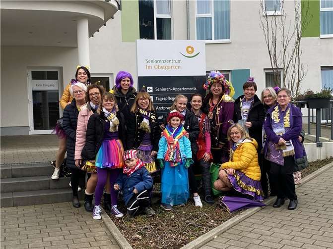 Die Möhnen besuchten auch das Seniorenzentrum „Im Obstgarten“, wo man sich spürbar darüber freute, dass dieses, wenn auch noch in abgespeckter Form, wieder möglich war. Quellen: Möhnenclub Lieblich