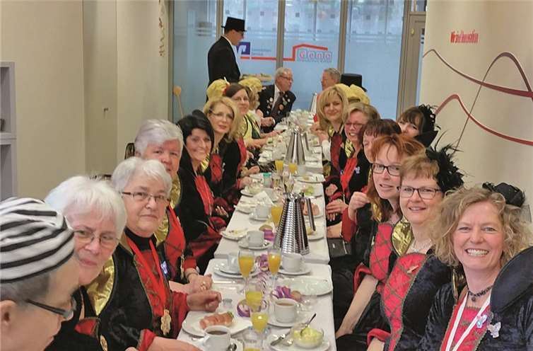 Die Möhnen der Gimmiger Backeslämpchen und die Kirchdauner Möhnen waren zum Möhnenfrühstück in der Neuenahrer Hauptstelle eingeladen. privat