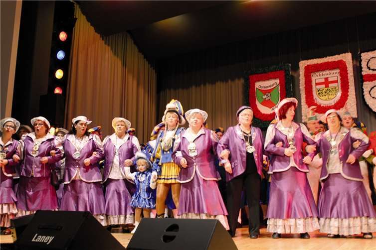 Die Möhnen der KG „Ewig Jung“ sorgten für Stimmung.