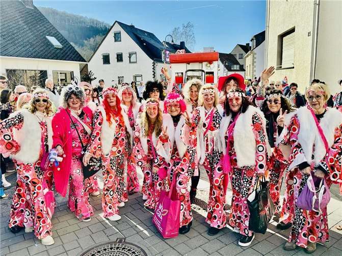 Die Möhnen der Möhnengesellschaft Rieden beim Veilchendienstagszug.  Fotos: privat