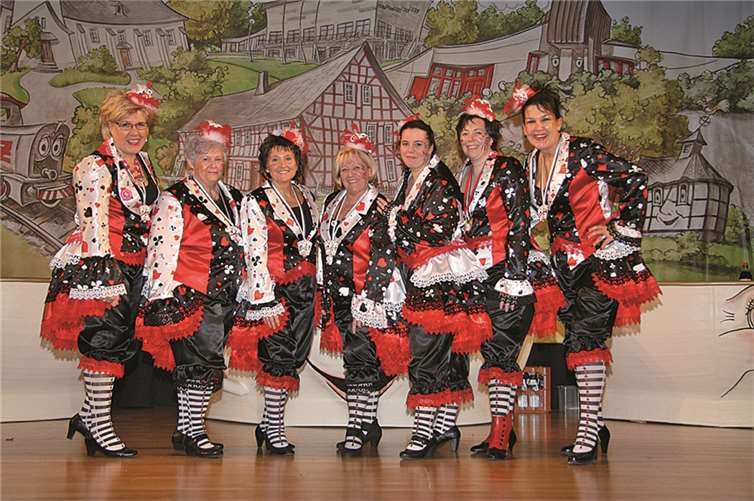 Die Möhnen des Möhnenclubs im diesjährigen Outfit unter dem Motto „Herz ist Trumpf“ privat