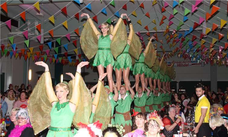 Die Möhnen des Möhnenclubs marschierten in bunten Outfits gemäß des Mottos „Via Espana“ als temperamentvolle Spanierinnen ein. privat