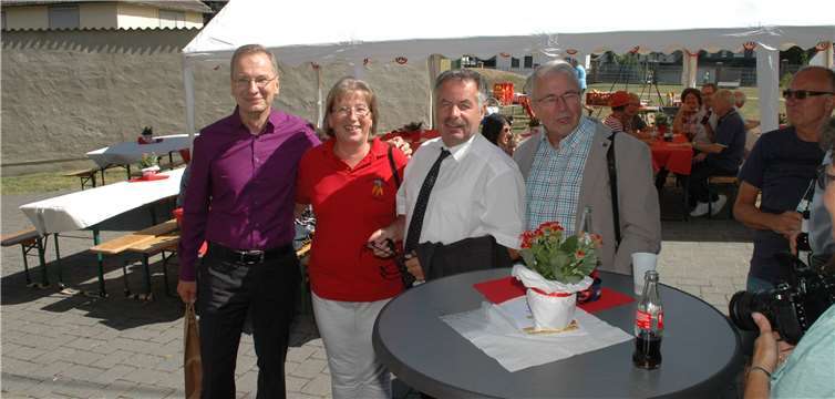 Die Möhnen feiern Geburtstag und erhielten Gratulationen Andreas Geron (v.li.), Bettina Kurz Friedhelm Münch und Wolfgang Kistner. -BL-