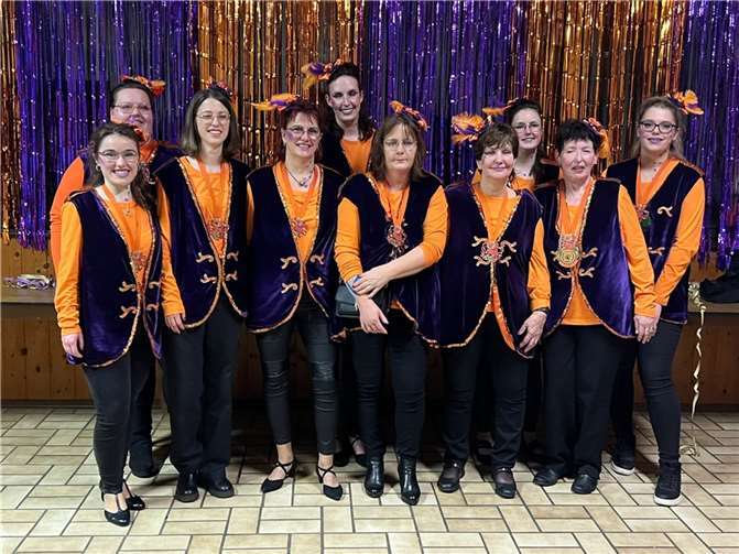 Die Möhnen feierten eine lila-orange Partynacht. Quellen: Möhnenverein „Fidele Frauen“ Kobern