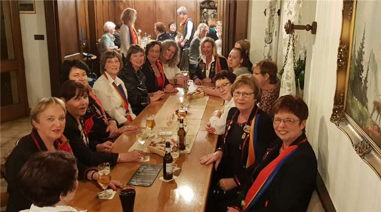 Die Möhnen hatten sich bei der Sessionseröffnung viel zu erzählen und freuen sich schon auf die kommende Session. Privat