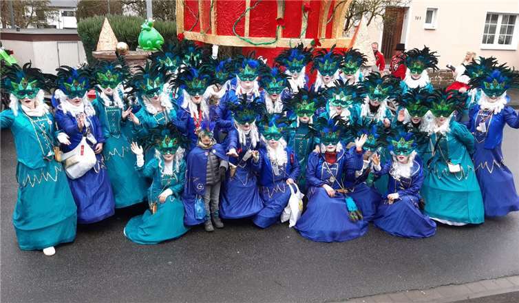 Die Möhnen in ihren venezianischen Kostümen beim Rosenmontagsumzug in Waldbreitbach.