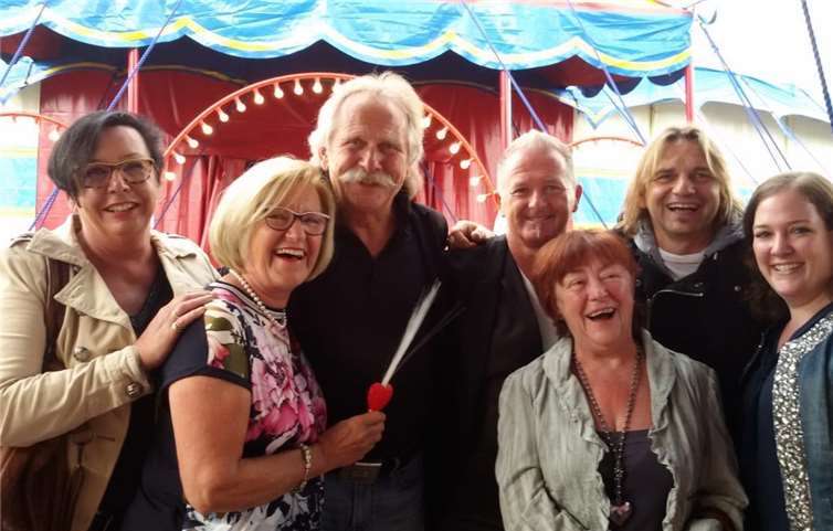 Die Möhnen mit Henning Krautmacher von den Höhnern (3. v.l.).privat