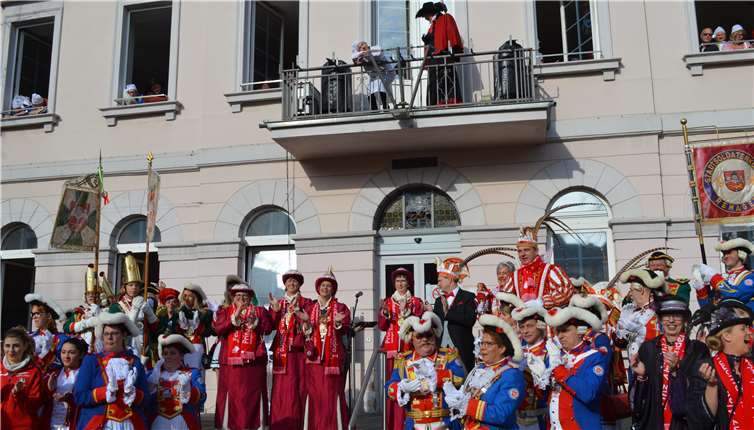 Die Möhnen mit Prinz und allen Aktiven versuchten den Stadtchef zu wecken.