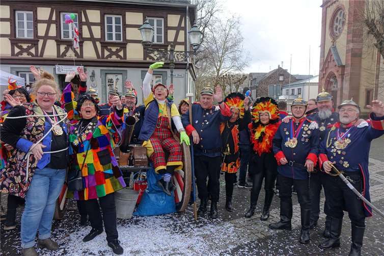 Die Möhnen mit der Bürgerwehr. Fotos: Jürgen Grab