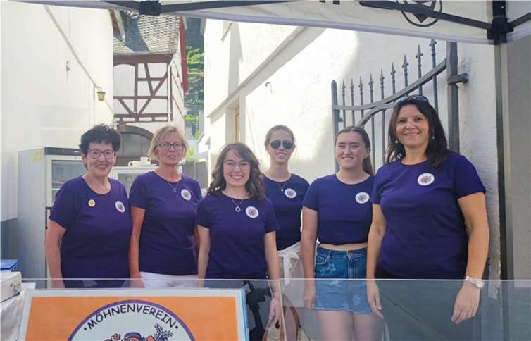 Die Möhnen nutzten diesen Rahmen, um die frisch bedruckten T-Shirts in lila zu präsentieren. Foto: privat