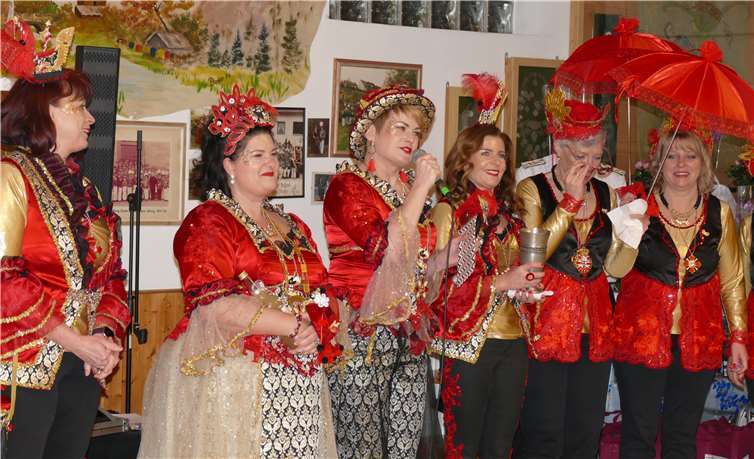 Die Möhnen sorgen mit ihrem Auftritt für Stimmung. Foto: privat