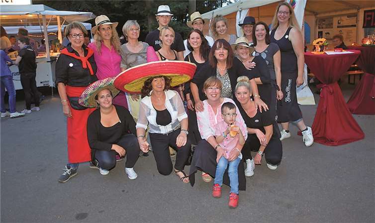 Die Möhnen sorgten für ihre Gäste und kamen nur mal kurz zum Gruppenfoto.WT
