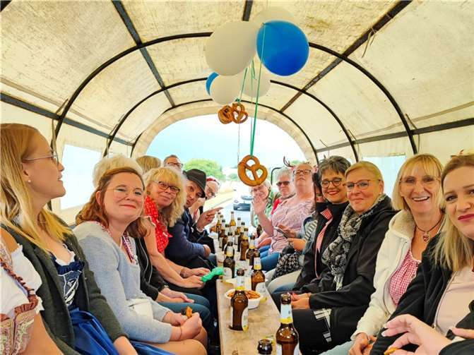 Die Möhnen staunten nicht schlecht, als ein großer Planwagen sie abholte.  Foto: privat