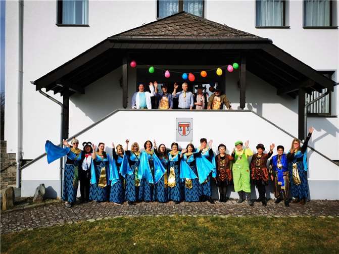 Die Möhnen stürmten das Gemeindehaus in Hartenfels.  Fotos: OG Hartenfels