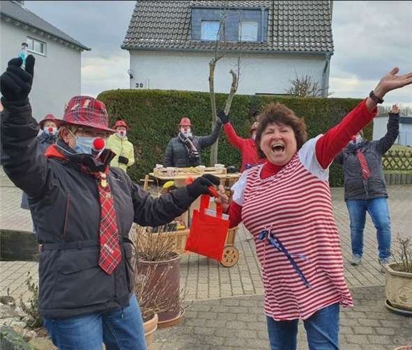Die Möhnen trafen sich auf dem Dorfplatz und gingen in einer coronakonformen Runde zu den Mitgliedern und verteilten ein bisschen Karneval für zuhause.Foto: privat