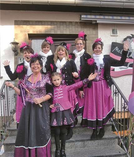 Die Möhnen trafen sich bei Obermöhn Melli I. vom Sim seinem Gretche. privat