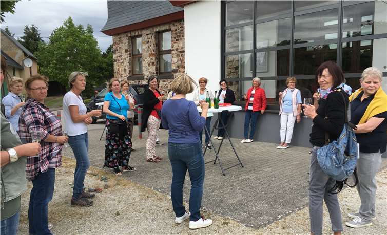 Die Möhnen trafen zu einem gemütlichen Nachmittag/Abend am Dorfgemeinschaftshaus. Fotos: privat