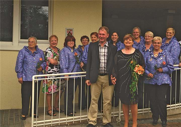 Die Möhnen überraschten ihr Mitglied vor dem Standesamt.  Privat