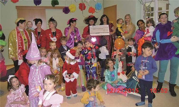 Die Möhnen überreichten einen Spendenscheck für den Förderverein des Kindergartens. Privat