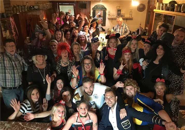 Die Möhnen und alle Gäste waren in kürzester Zeit in Karnevalsstimmung. Privat