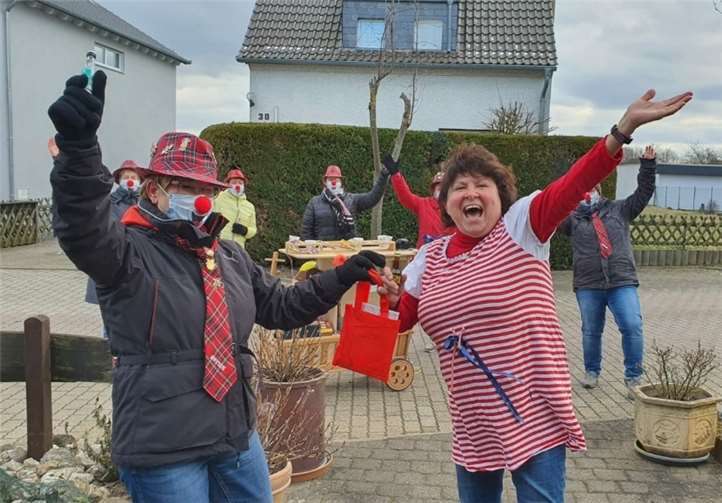 Die Möhnen verteilten ein bisschen Karneval für zuhause. Foto: privat