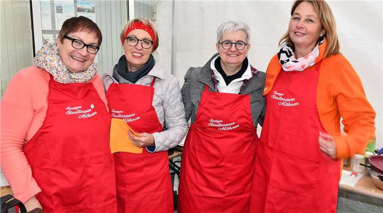 Die Möhnen verwöhnten die Gäste mit Kürbissuppe, Waffeln und Kaffee.