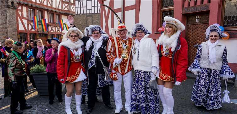 Die Möhnen vom Scharfen Turm waren zum Rathaus gezogen und trotzten bei guter Stimmung der eisigen Kälte. Unterstützung bekamen sie von der närrischen Regentschaft. Fotos: -EP-