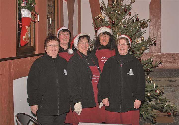 Die „Möhnen vom scharfen Turm“ waren bester Laune beim Waffelbacken im alten Rathaus anzutreffen.
