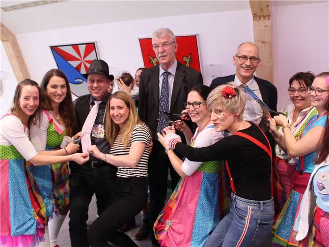 Die Möhnen von Niederzissen unter der Führung ihrer Chefin Maren Maas beraubten zunächst Bürgermeister Johannes Bell, Ortsbürgermeister Rolf Hans und Büroleiter Armin Seiwert (von links) ihrer Krawatten.