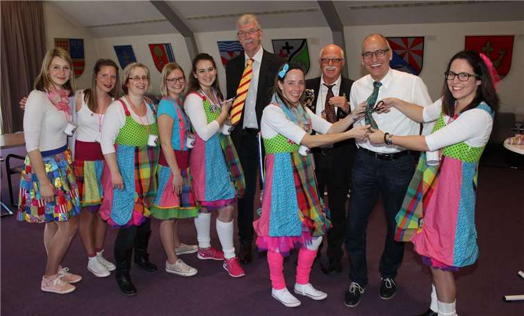 Die Möhnen von Niederzissen unter der Führung ihrer neuen Chefin Maren Maasberaubten zunächst Ortsbürgermeister Rolf Hans, Beigeordneten Richard Keulerund Büroleiter Armin Seiwert ihrer Krawatten. Fotos. WK