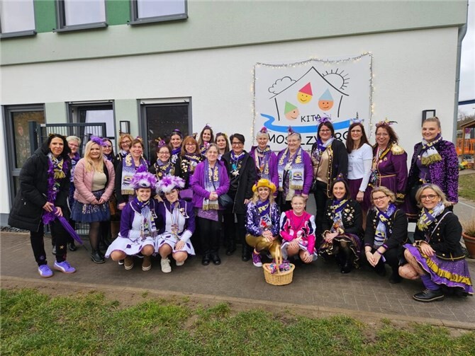 Die Möhnen vor der Kita.