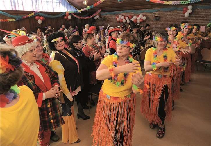 Die Möhnen zogen als „Hula Girls“ verkleidet in den Pfarrsaal ein.FIX