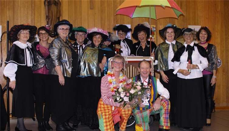 Die Möhnen zogen mit Möhnerich Karl durch den Ort. Foto: privat