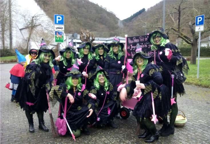Die Möhnengruppe "Junges Gemüse" richtete dieses Jahr als Hexen den Brodenbacher Karneval aus. privat