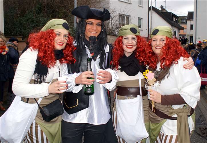 Die Möhnengruppe von Corinna Ecker (rechts) thematisierte den „Fluch der Karibik...