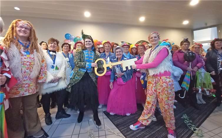 Die Möhnenschar bekam den goldenen Schlüssel aus der Hand von Bürgermeisterin Alexandra Marzi (vorne li.). Fotos: VG Wirges