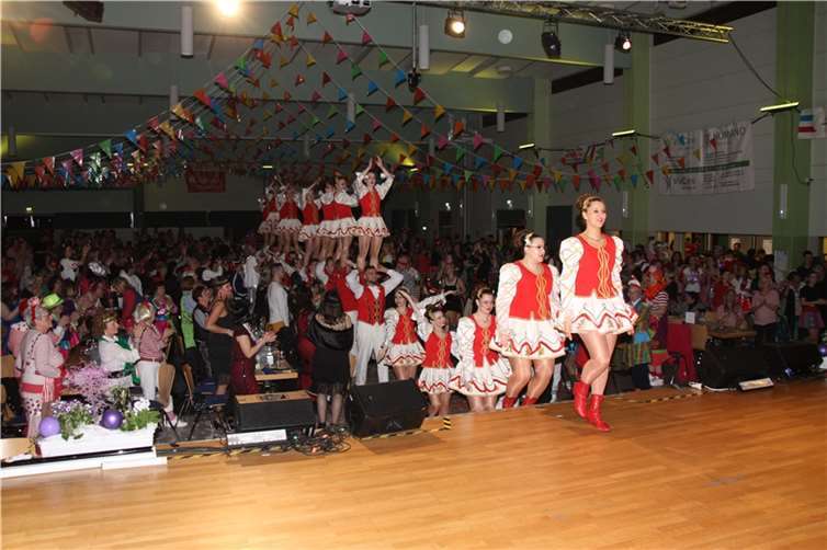 Die Möhnensitzung wartete mit akrobatischen Showeinlagen auf.