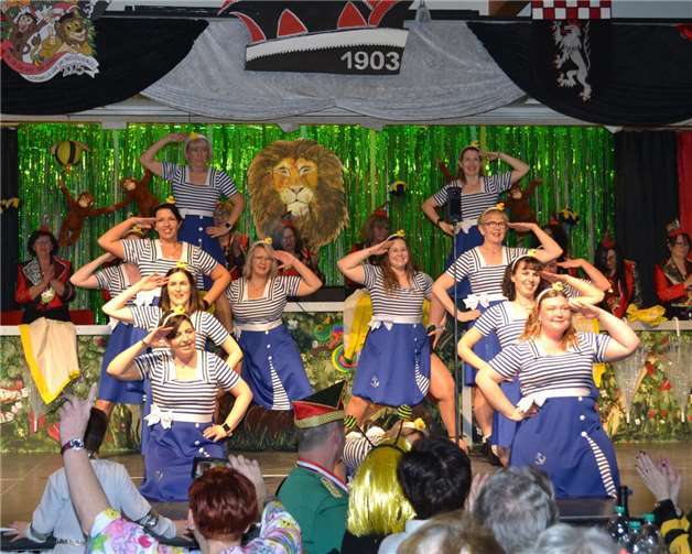 Die Möhnentanzgruppe als Matrosen.  Foto: Sina Scheid