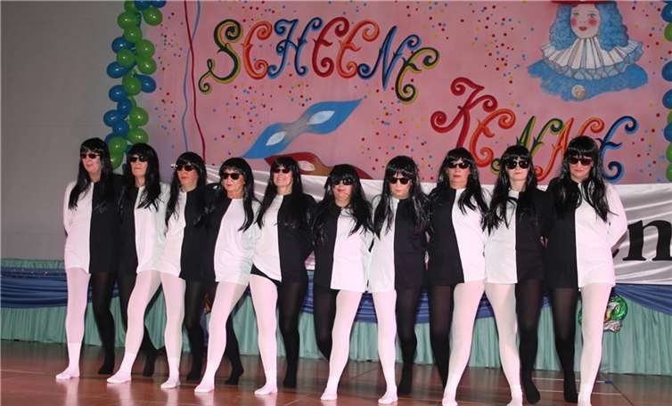 Die Möhnentanzgruppe der „Scheene Kenne“ mit ihrem Tanzbeitrag „Wem ist welches Bein“.