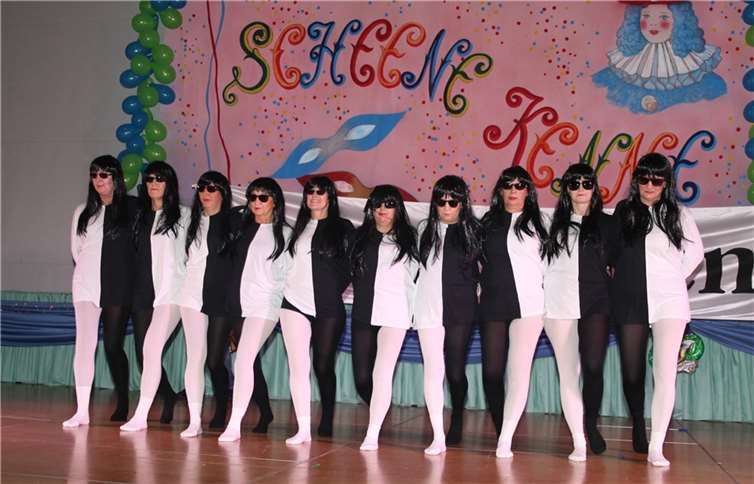 Die Möhnentanzgruppe der „Scheene Kenne“ mit ihrem Tanzbeitrag „Wem ist welches Bein“.