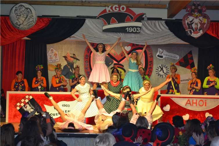 Die Möhnentanzgruppe entführt in die 50er Jahre.