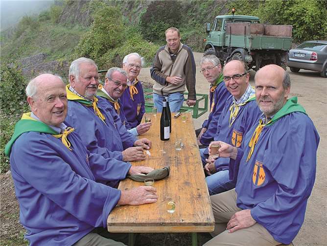 Die Mönchsberger Weinbruderschaft beim Diskutieren über den neuen Wein. privat