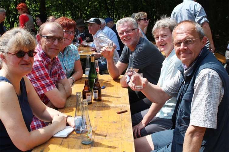 Die Mönschberger Weinbruderschaft feierte am ersten Mai bei strahlendem Sonnenschein.Privat