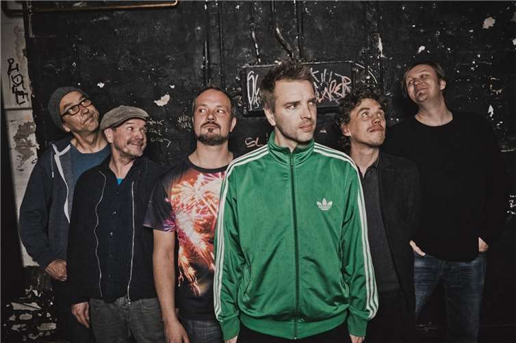 Die Monsters of Liedermaching veröffentlichten 2017, im Jahr ihres 15. Geburtstages, ihr erstes Sudio-Album. So außergewöhnlich wie dieser Umstand ist die gesamte Biographie der Band. Florian Berger