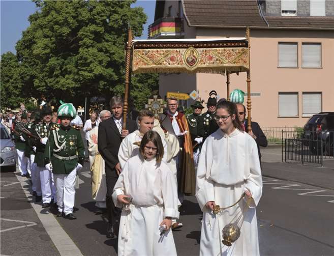 Die Monstranz mit dem Leib Christi wurde traditionell unter dem Baldachin getragen.