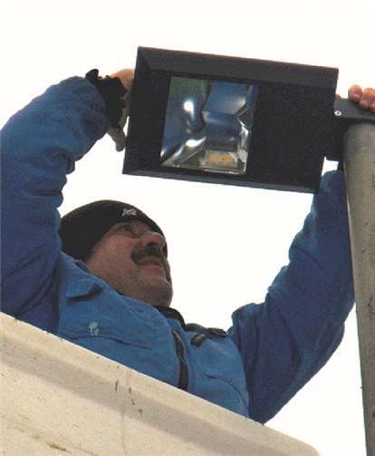 Die Montage der kleinen LED-Leuchten schreitet voran. Stadt AW
